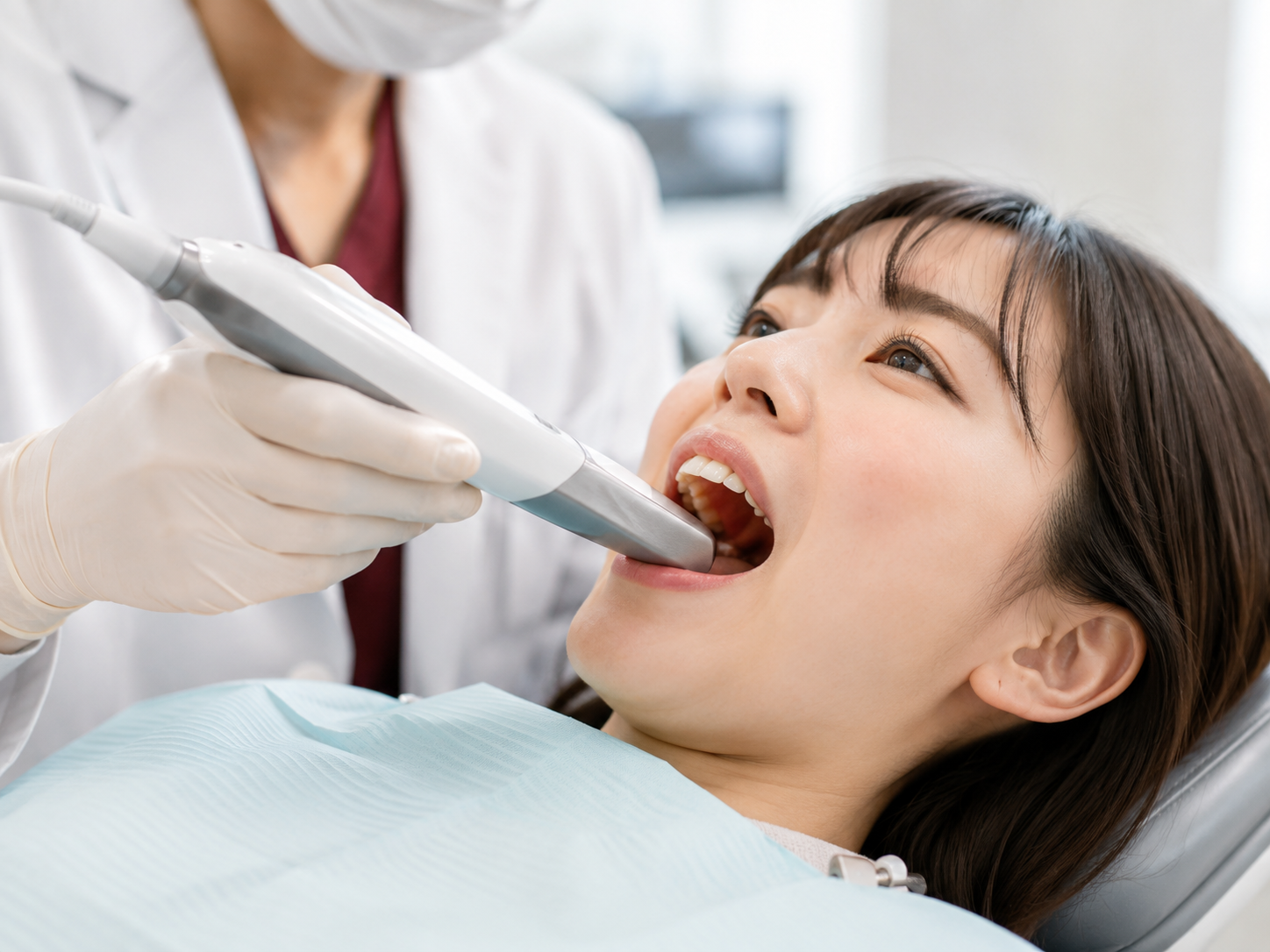 印象材を使用せず口腔内スキャナで型取りを行っている様子