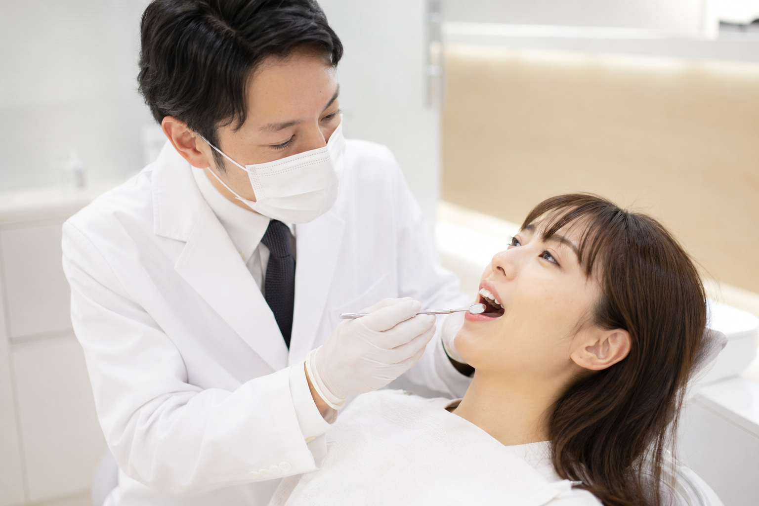 歯科医師がセラミッククラウンの試適と口腔内の状態を確認している様子